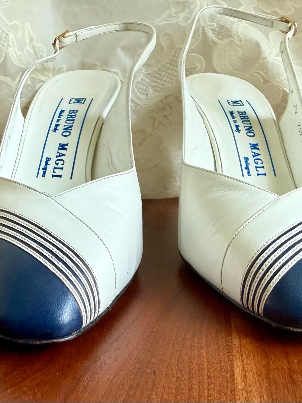 Bruno MAGLI 7.5 White & Navy Pinstripe Slingback Pumps Vintage - Picture 3 of 11